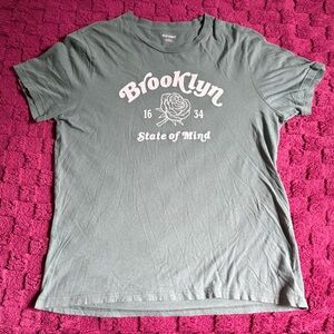 Old Navy Men’s Green and White Graphic Tee Size Large